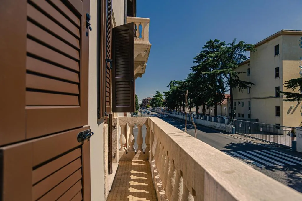Camera Matrimoniale con Balcone — Palazzo Borgo Trento – Silkeys