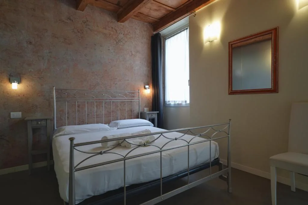 Camera Matrimoniale con Balcone — Palazzo di Giulietta – Juliet’s Palace Verona