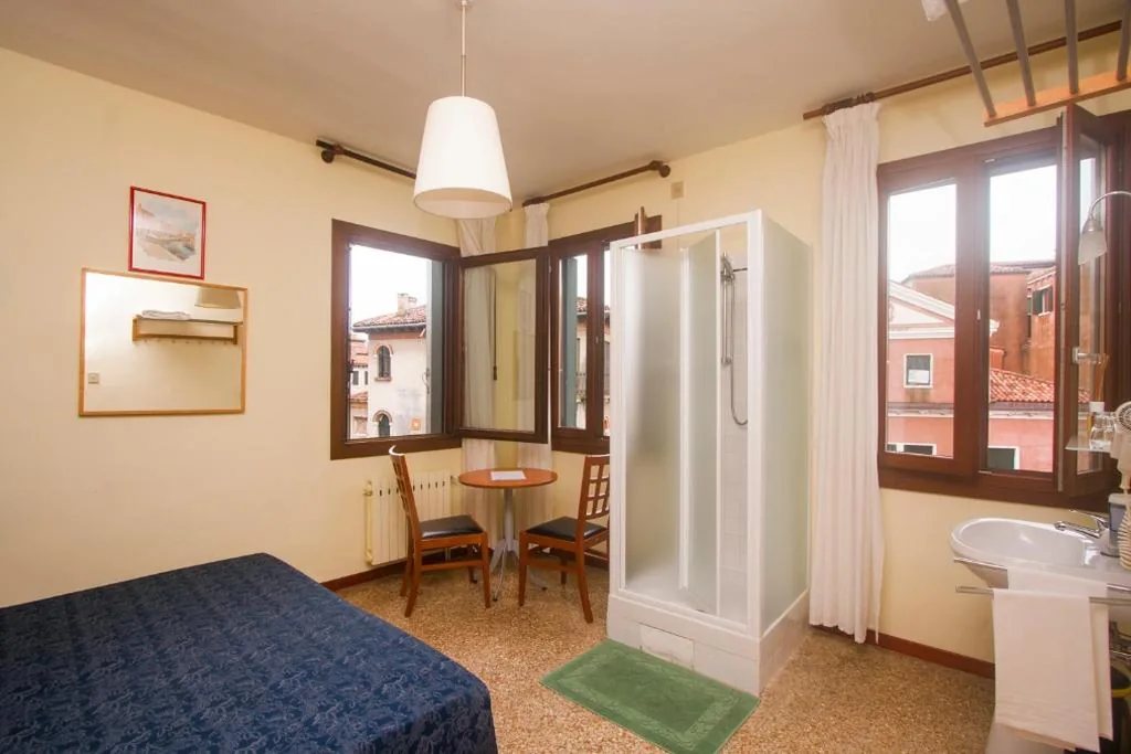 Camera Matrimoniale con Doccia — Hotel dalla Mora