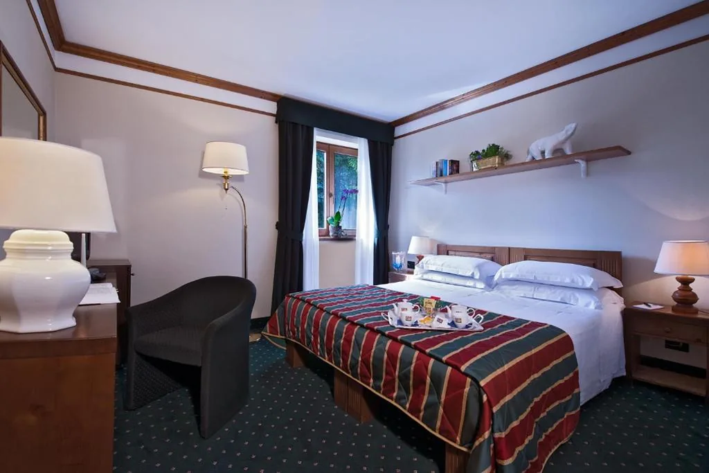 Camera Matrimoniale con Letto Supplementare — Boutique Hotel Villa Blu Cortina D’Ampezzo