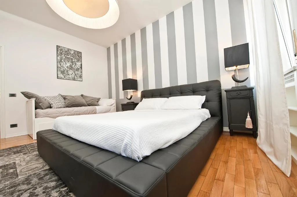 Camera Matrimoniale con Letto Supplementare e Bagno in Comune — Verona Maison
