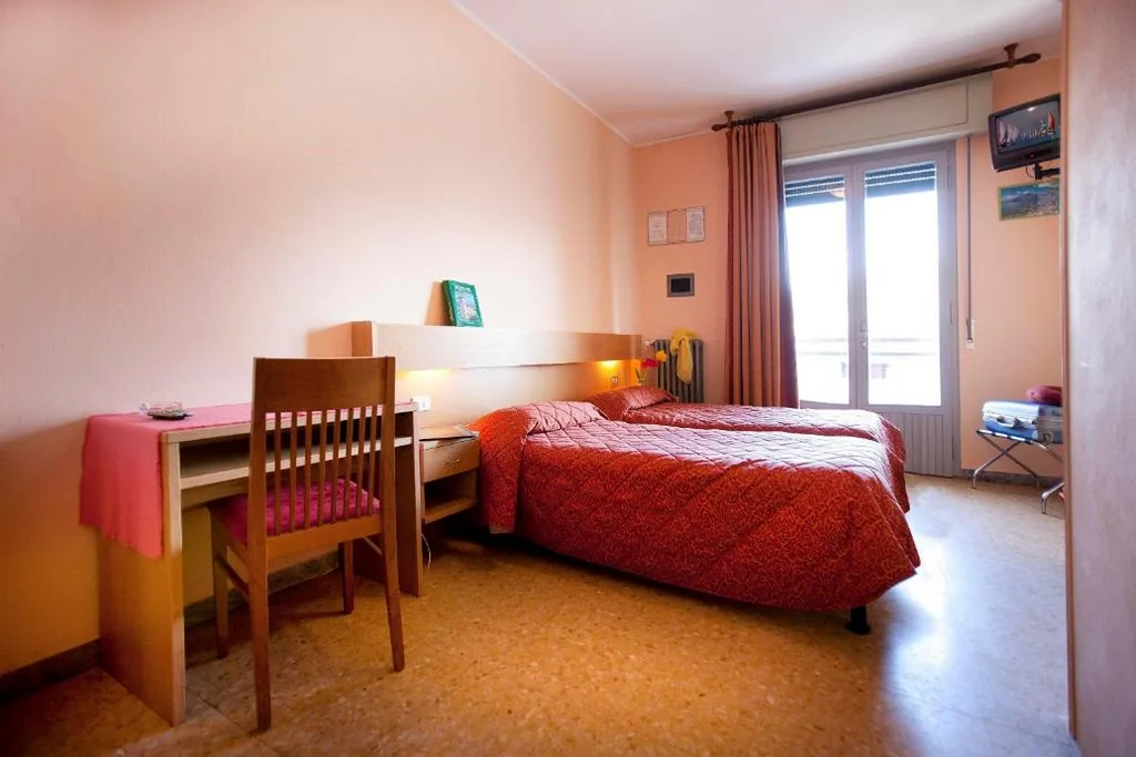 Camera Matrimoniale con Letto Supplementare — Hotel Nettuno