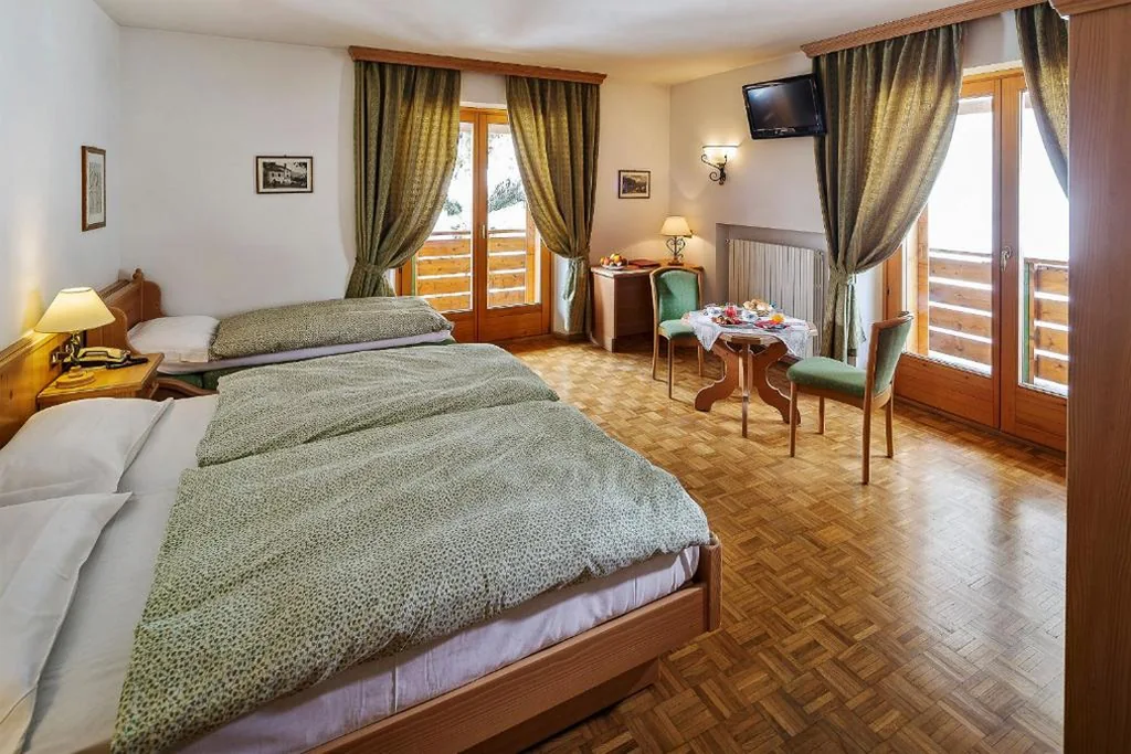 Camera Matrimoniale con Letto Supplementare — Hotel Piccolo Pocol