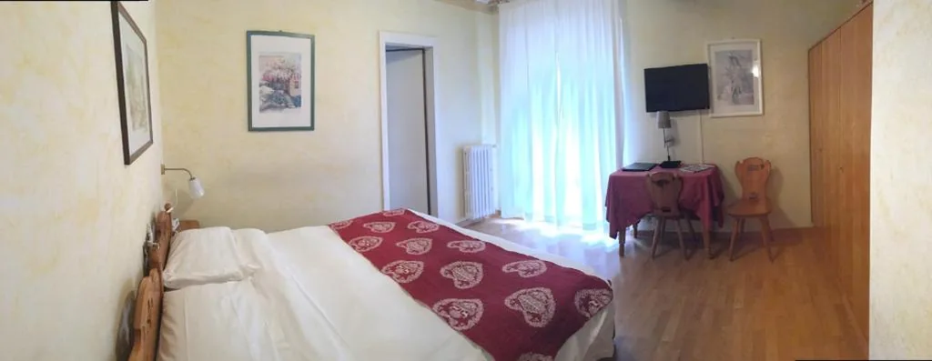 Camera Matrimoniale con Letto Supplementare — Meuble Villa Neve