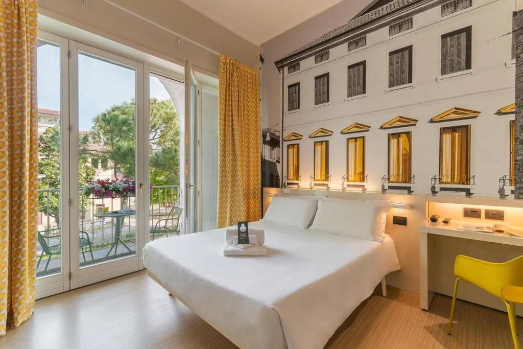 Camera Matrimoniale con Terrazza — B&B Hotel Treviso