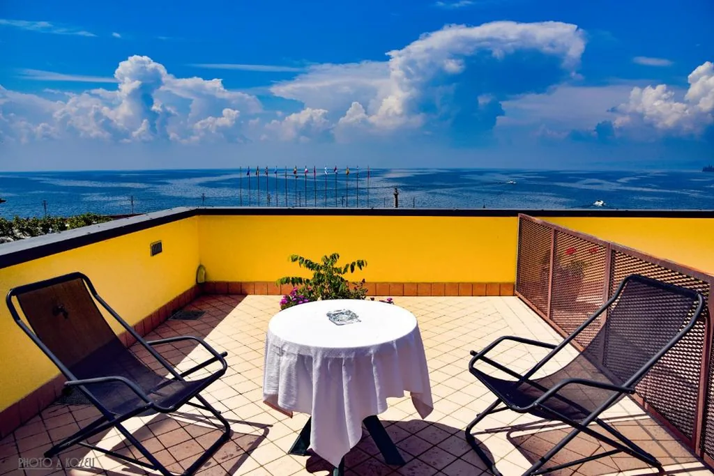 Camera Matrimoniale con Terrazza e con Vista Lago — Hotel Ristorante Miralago