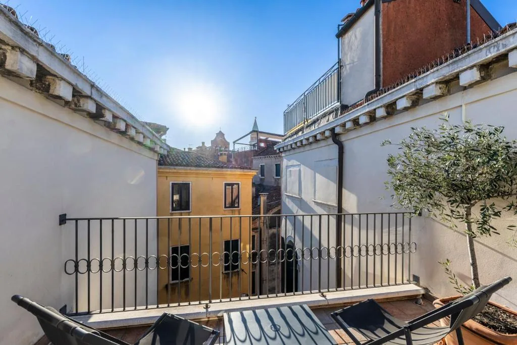 Double Room with Terrace and Canal View — Hotel Casa Verardo Residenza d’Epoca