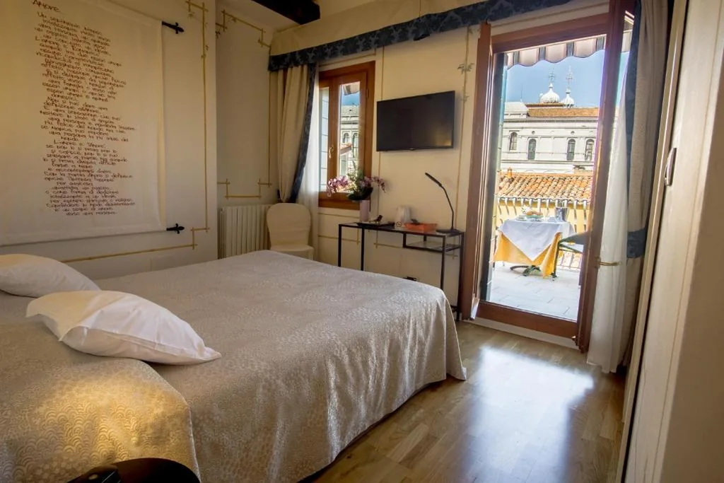 Camera Matrimoniale con Terrazza — Hotel Antigo Trovatore