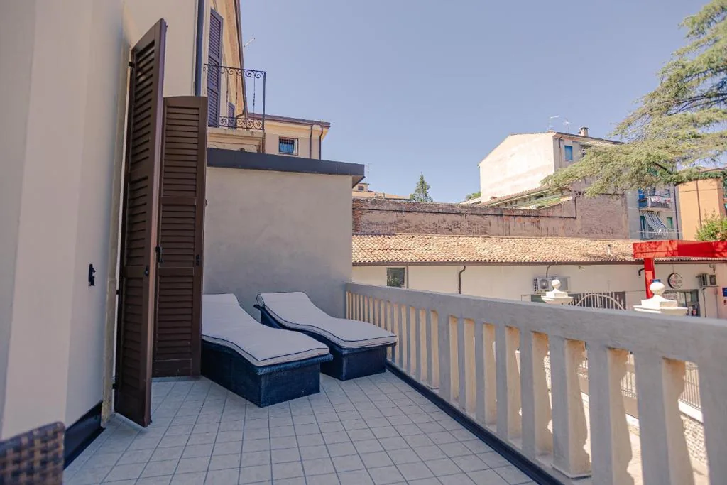 Camera Matrimoniale con Terrazza — Palazzo Borgo Trento – Silkeys