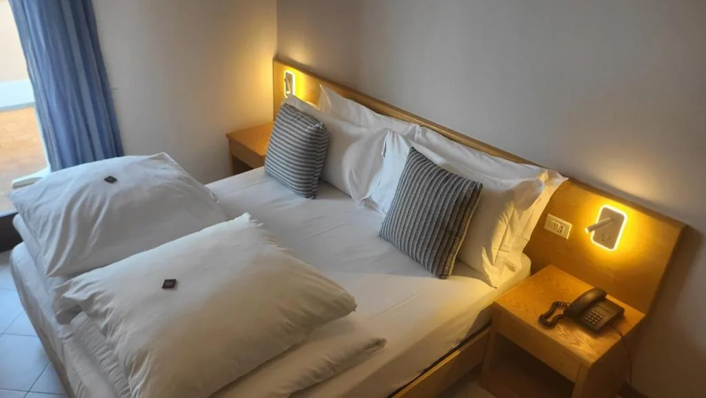 Camera Matrimoniale con Terrazza — Villa Josefine Lake Front – Adults Only
