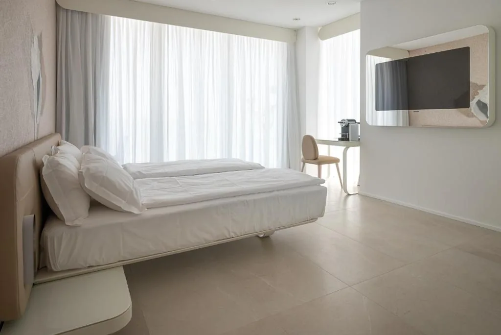 Camera Matrimoniale con Vasca Idromassaggio e Vista Mare Parziale — Unico Hotel Caorle