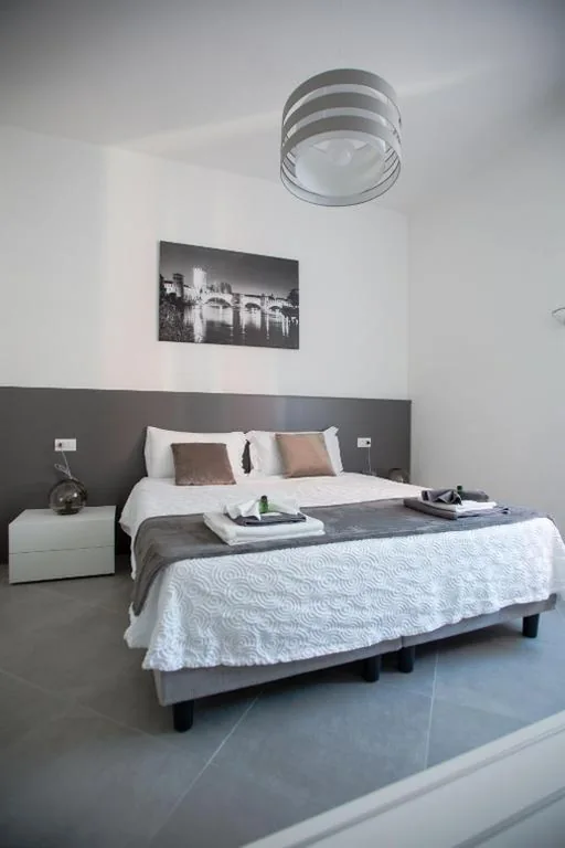 Camera Matrimoniale con Vasca Idromassaggio — Suite Dreams in Verona