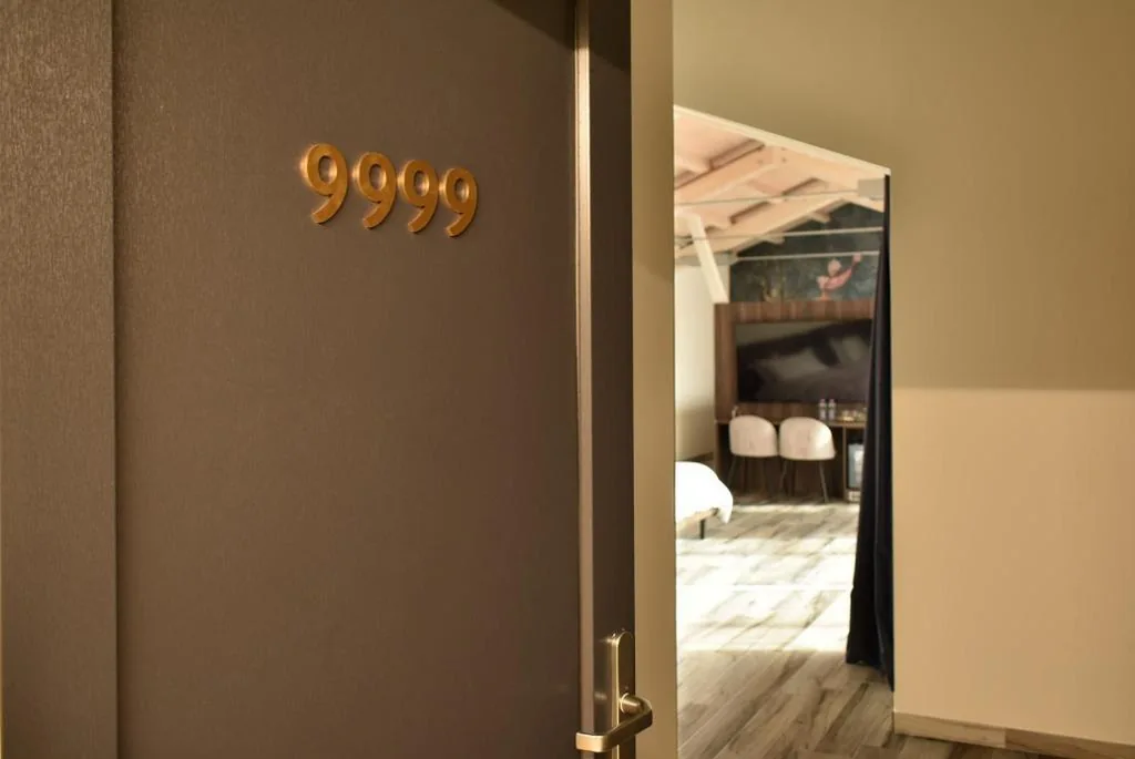 Camera Matrimoniale con Vasca Idromassaggio — Welc-om Royal Garden luxury rooms