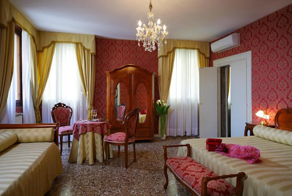 Camera Matrimoniale con Vista Canale — B&B Al Palazzetto