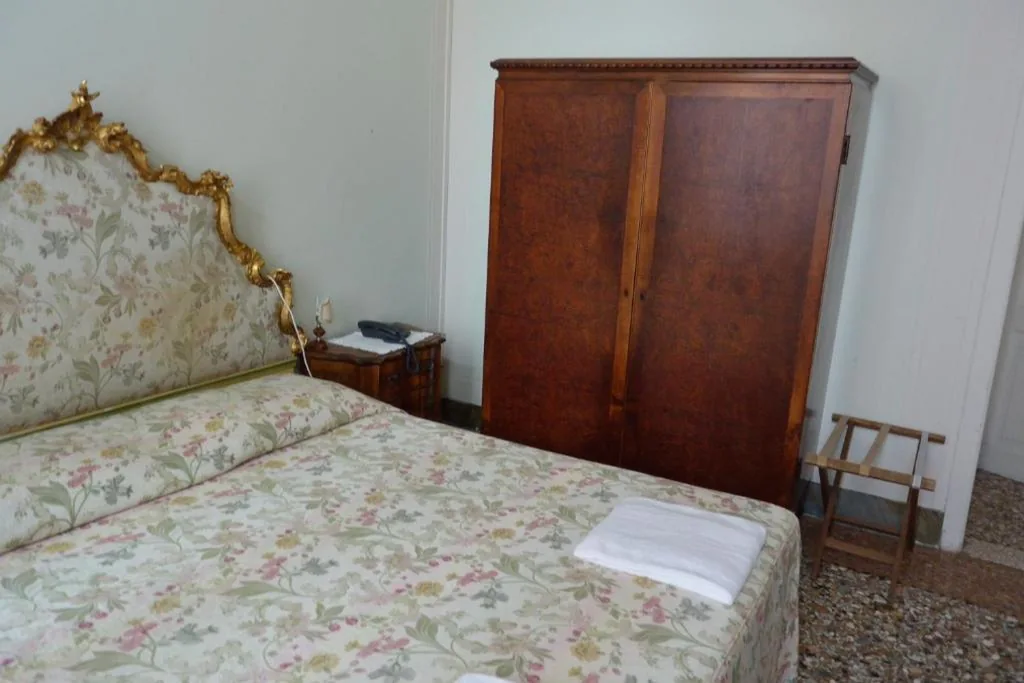 Camera Matrimoniale con Vista Canale e Bagno in Comune — Pensione Seguso