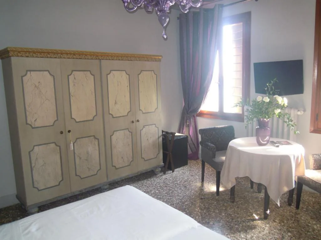 Camera Matrimoniale con Vista Canale e Bagno Privato Interno — La Residenza 818