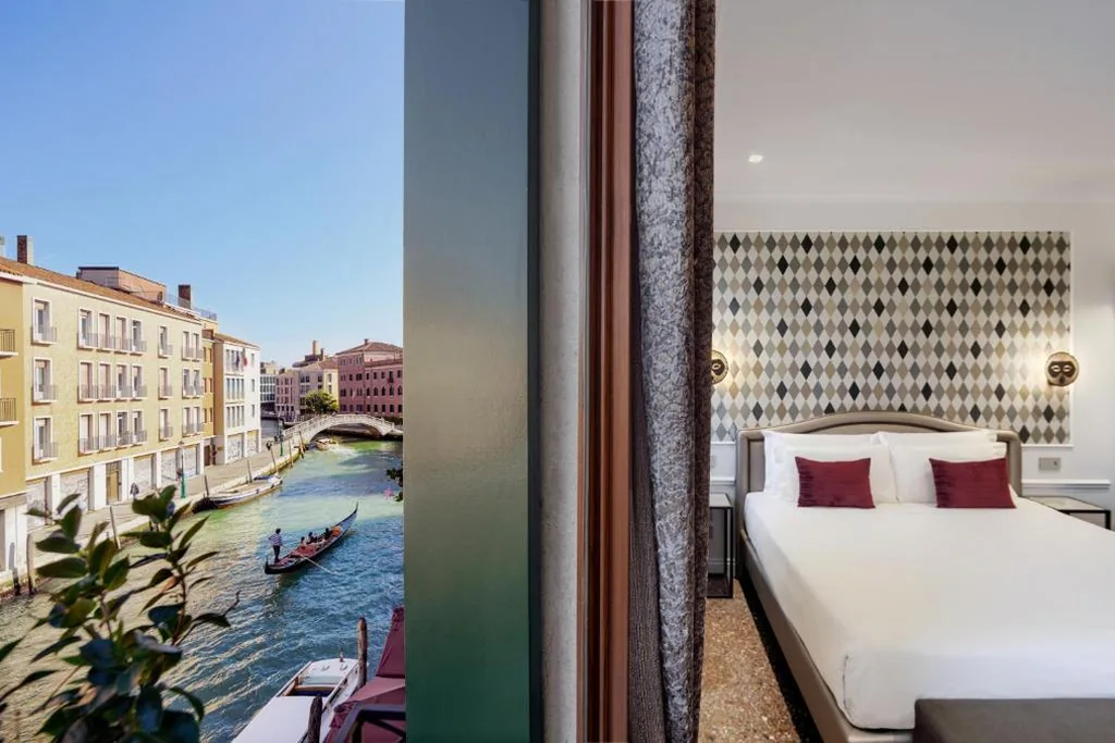 Double Room with Canal View — Hotel Arlecchino