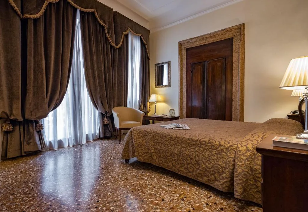Camera Matrimoniale con Vista Canale — Hotel Dell’Opera