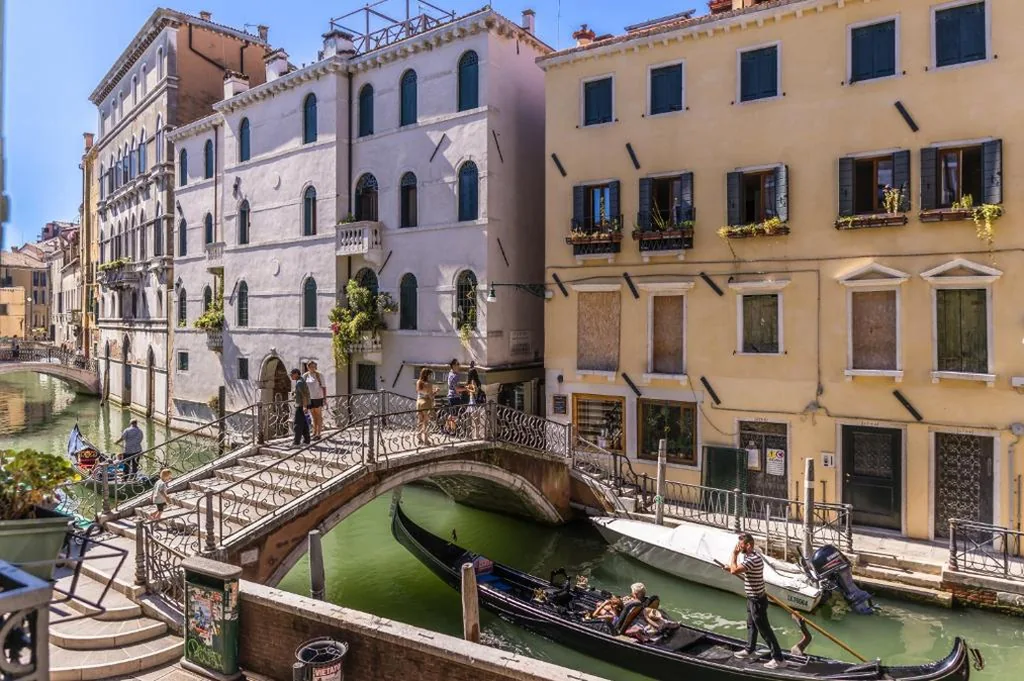 Camera Matrimoniale con Vista Canale — Palazzo San Firmino residenza storica all Suite Canal View
