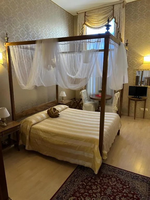 Camera Matrimoniale con Vista Giardino e Bagno Privato Esterno sul Corridoio — Dimora Al Doge Beato Canal View