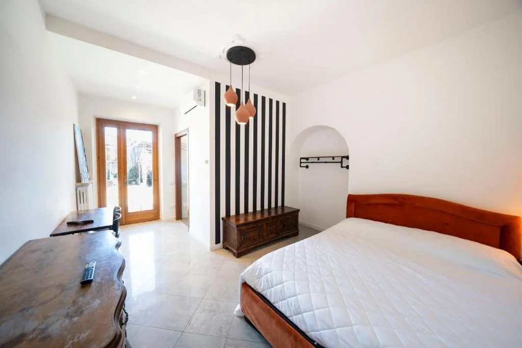Camera Matrimoniale con Vista Giardino — Five Elements Apartments Nature and Relax near Lake Garda