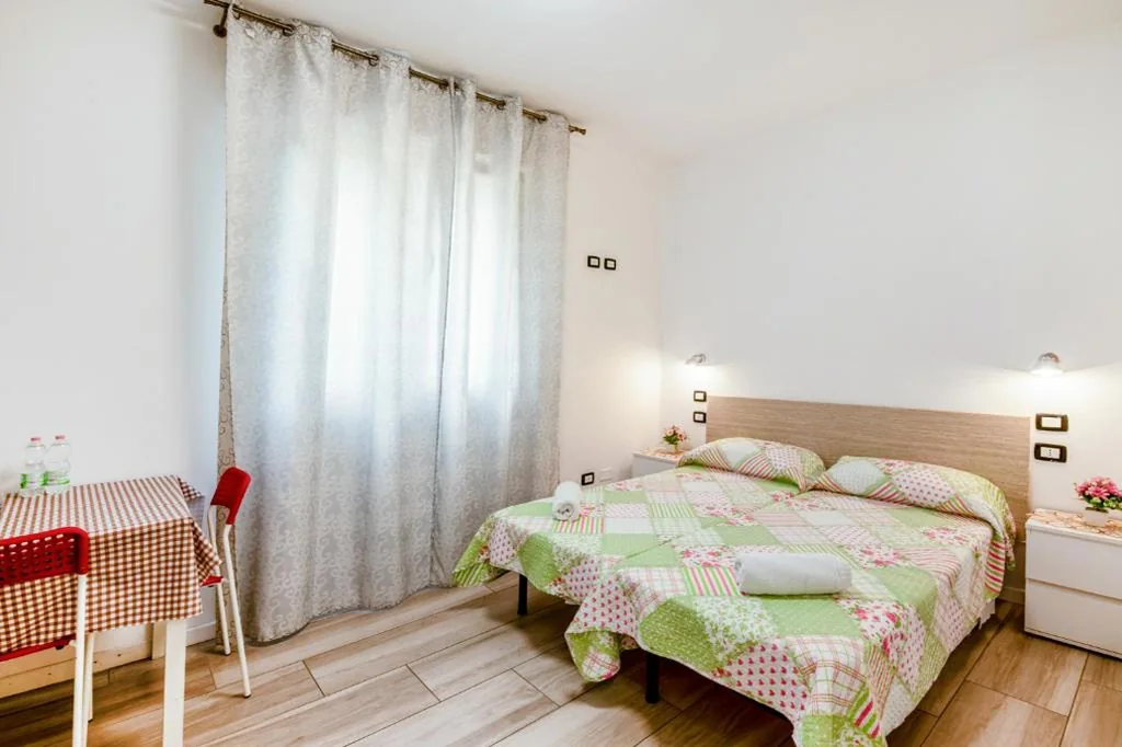 Camera Matrimoniale con Vista Giardino — Villa Trieste