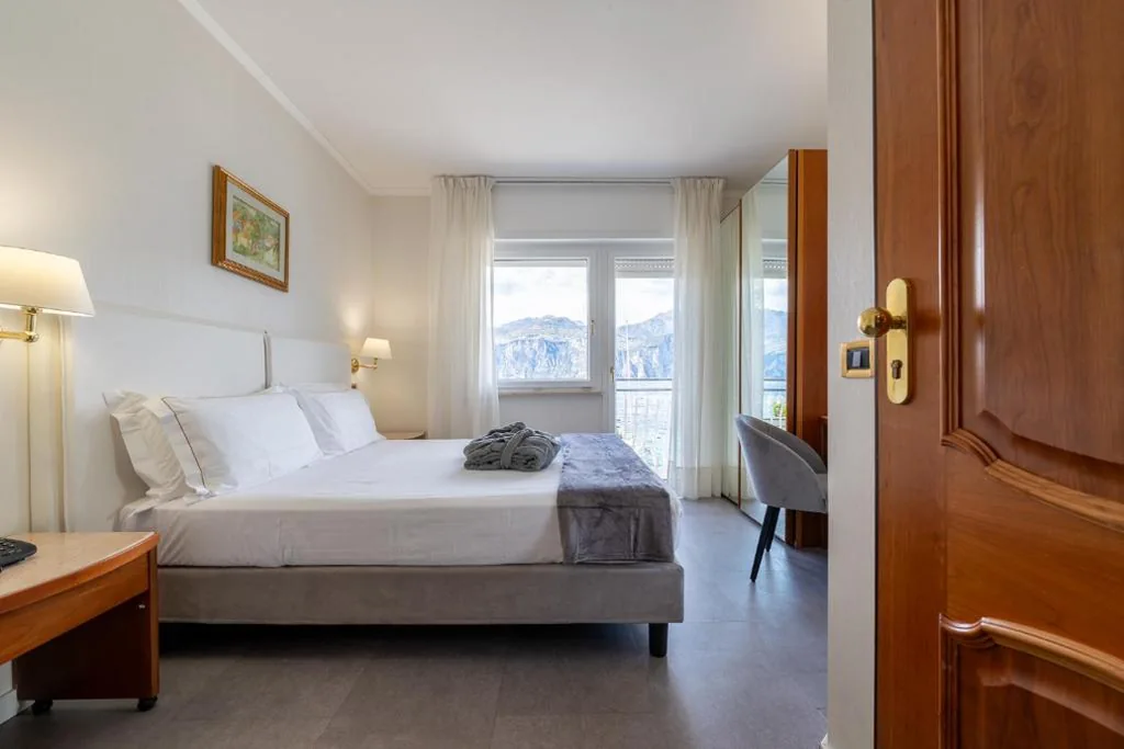 Camera Matrimoniale con Vista Lago — Hotel Excelsior Bay