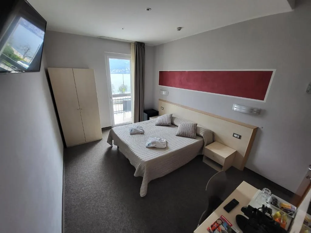 Camera Matrimoniale con Vista Lago — Hotel Garni Rosmari