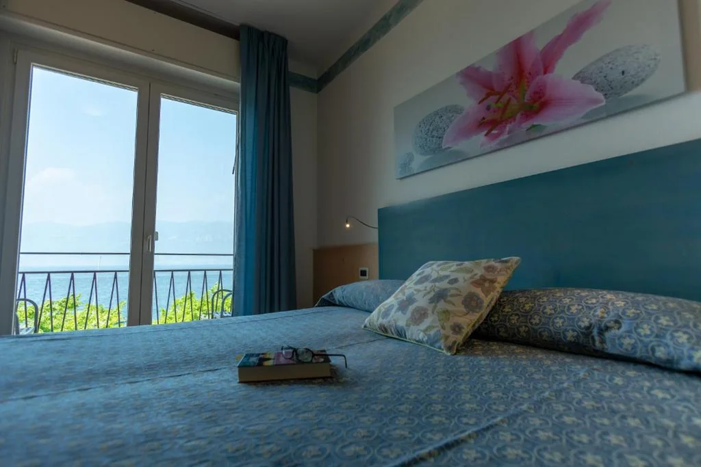 Camera Matrimoniale con Vista Lago — Hotel Residence Sirenella