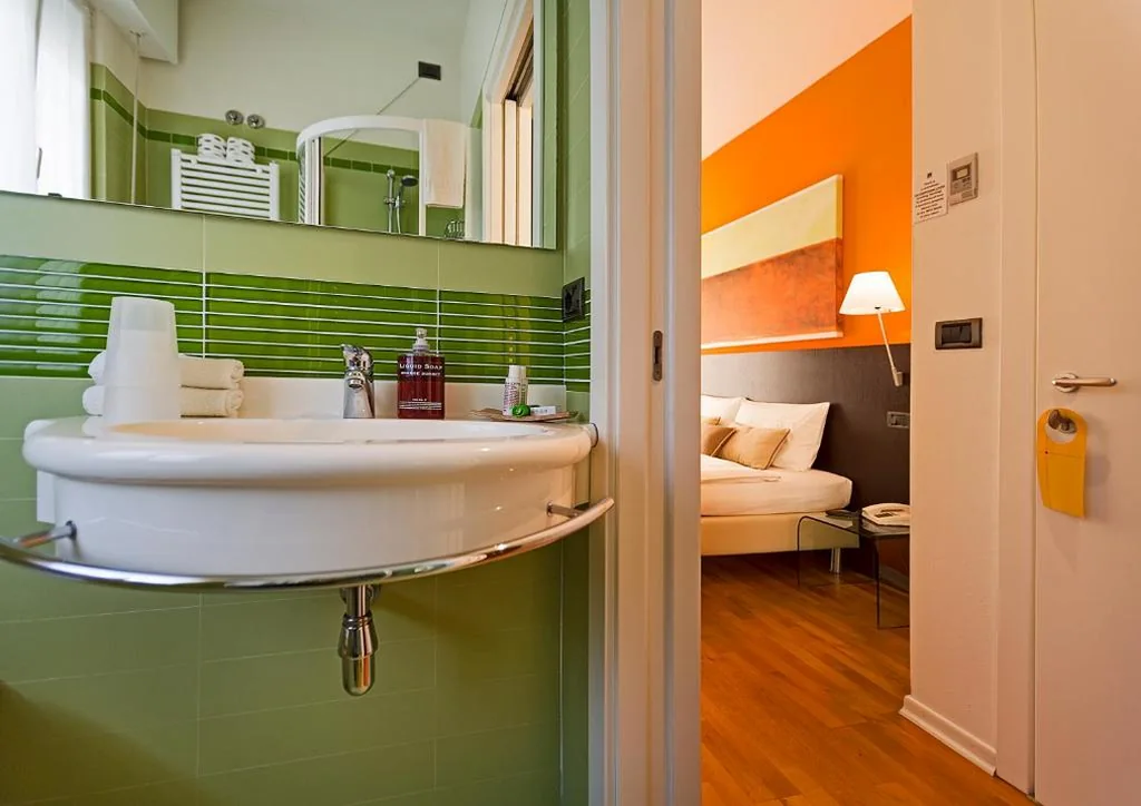 Double Room with Partial Lake View — Hotel Meridiana