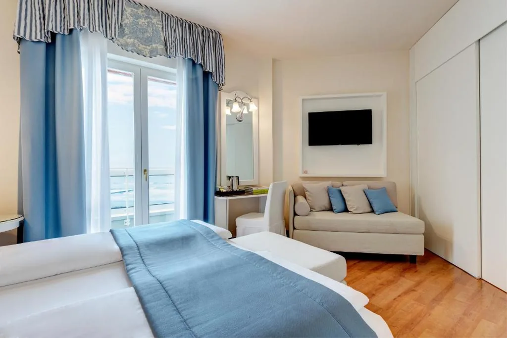 Camera Matrimoniale con Vista Mare Completa — Hotel Cavalieri Palace & Suites