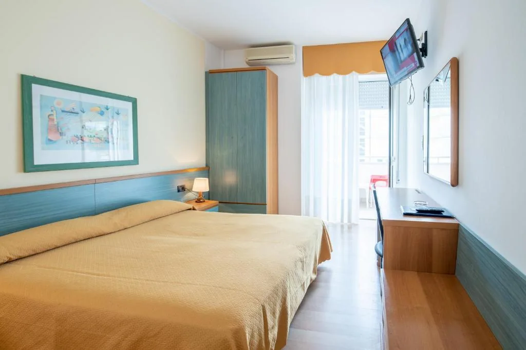Double Room with Side Sea View — Hotel Parigi
