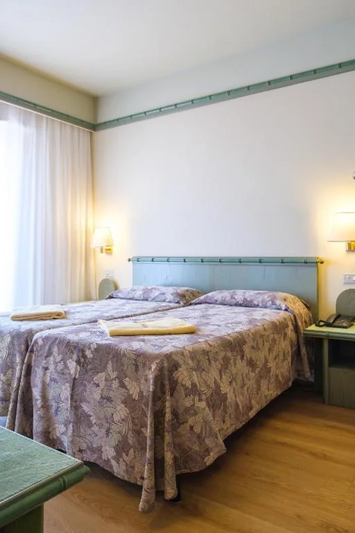 Camera Matrimoniale con Vista Mare Parziale — Hotel Montecarlo