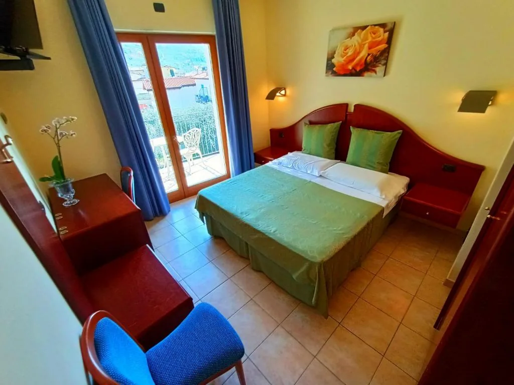 Camera Matrimoniale con Vista Montagna e Balcone — Hotel Villa Isabella