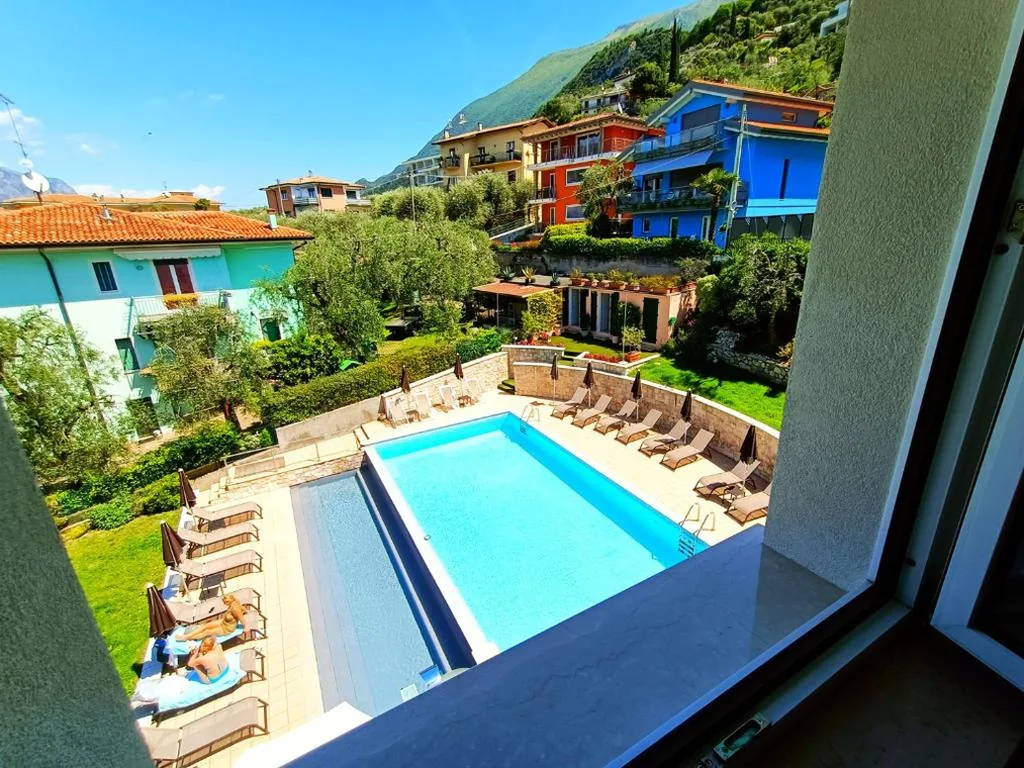 Camera Matrimoniale con Vista Piscina — Hotel Antonella
