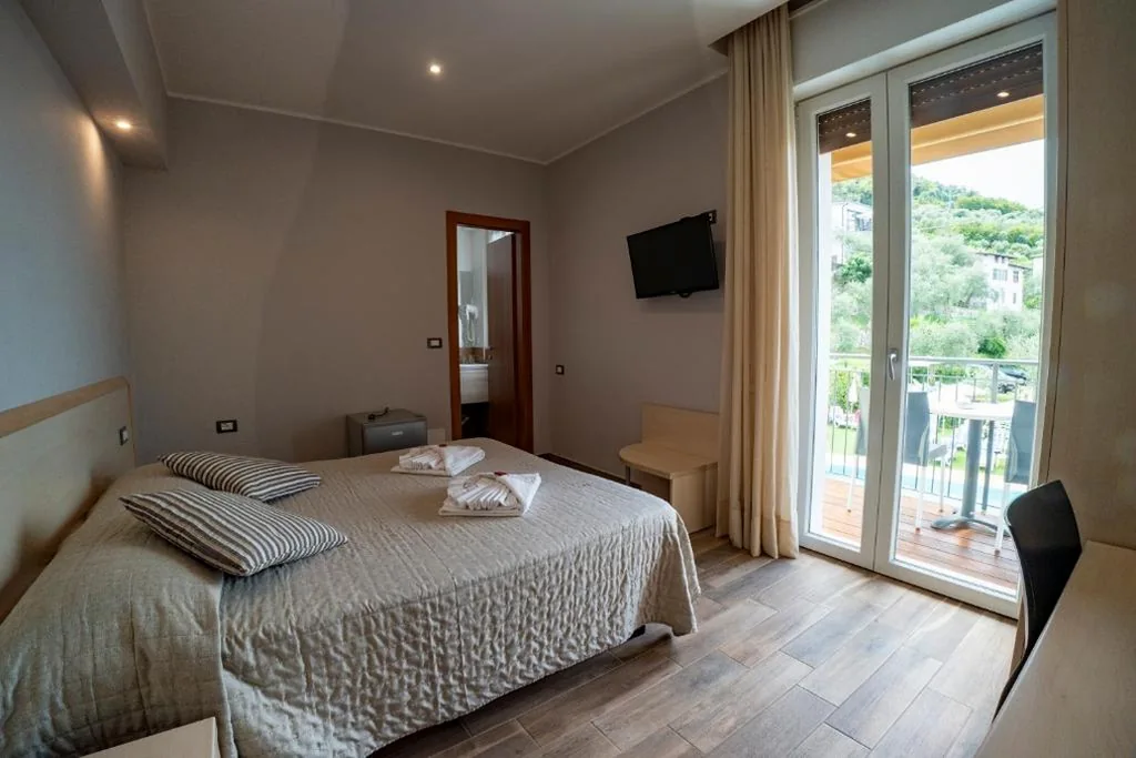 Camera Matrimoniale con Vista Piscina — Hotel Garni Rosmari