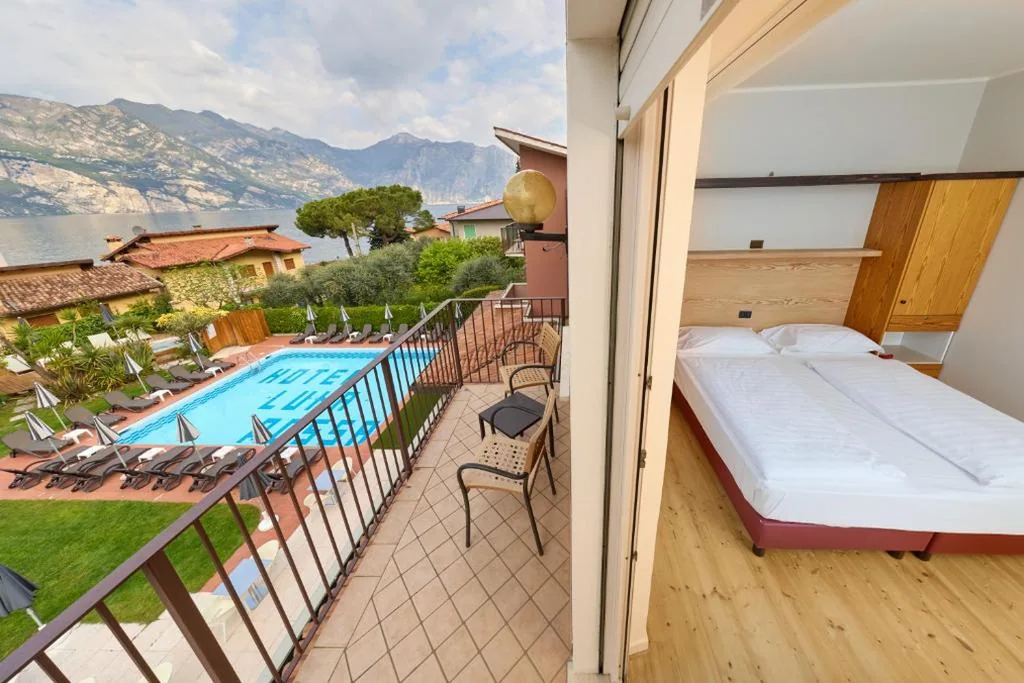 Camera Matrimoniale con Vista Piscina — Hotel Luna Rossa