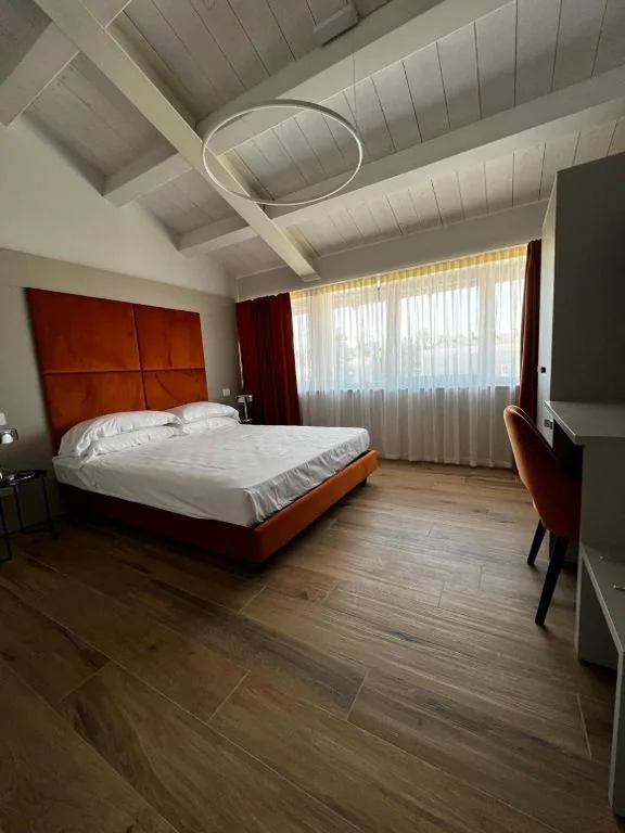 Camera Matrimoniale Deluxe — C House Rooms Lake