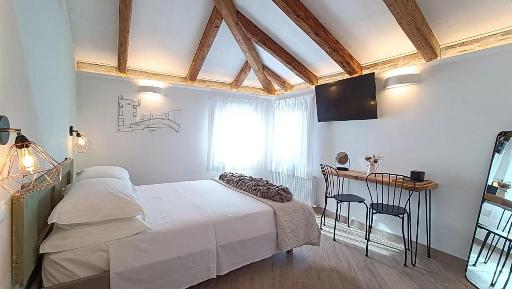Camera Matrimoniale Deluxe — Casa Cuccagna Chioggia – Canal Vena View & Easy Drop-Off