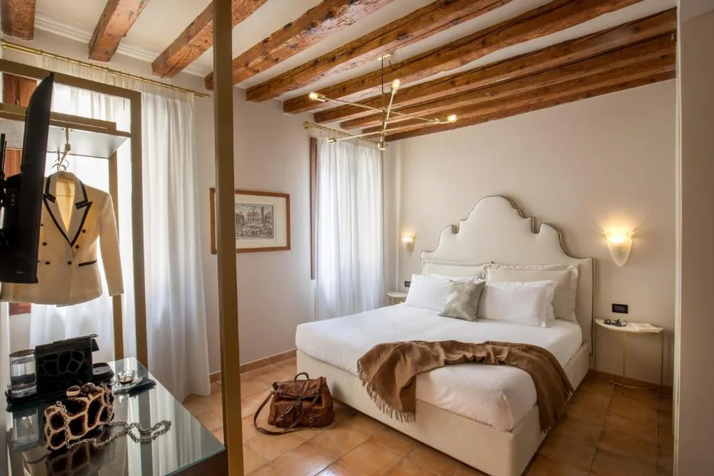 Camera Matrimoniale Deluxe con 1 Letto Supplementare — Daplace – Antica Casa Coppo