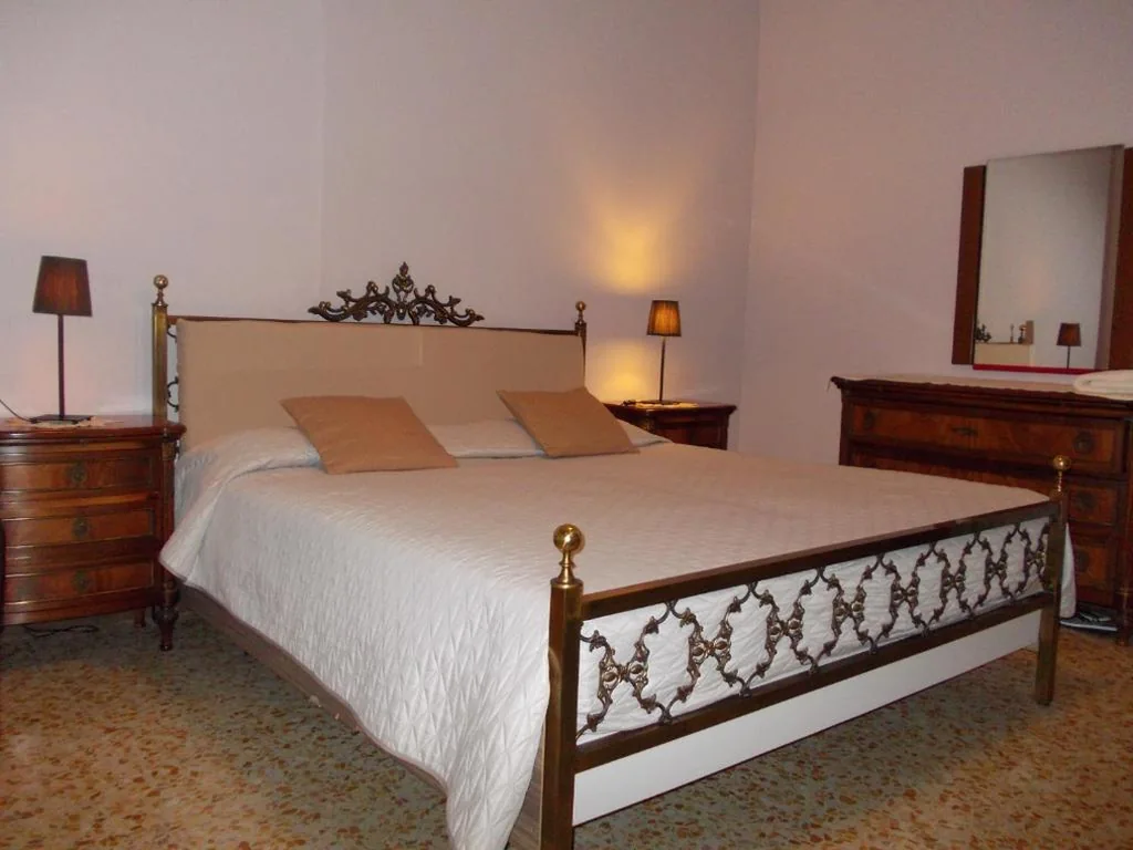 Camera Matrimoniale Deluxe con Bagno in Comune — Big Brother Bed & Rooms