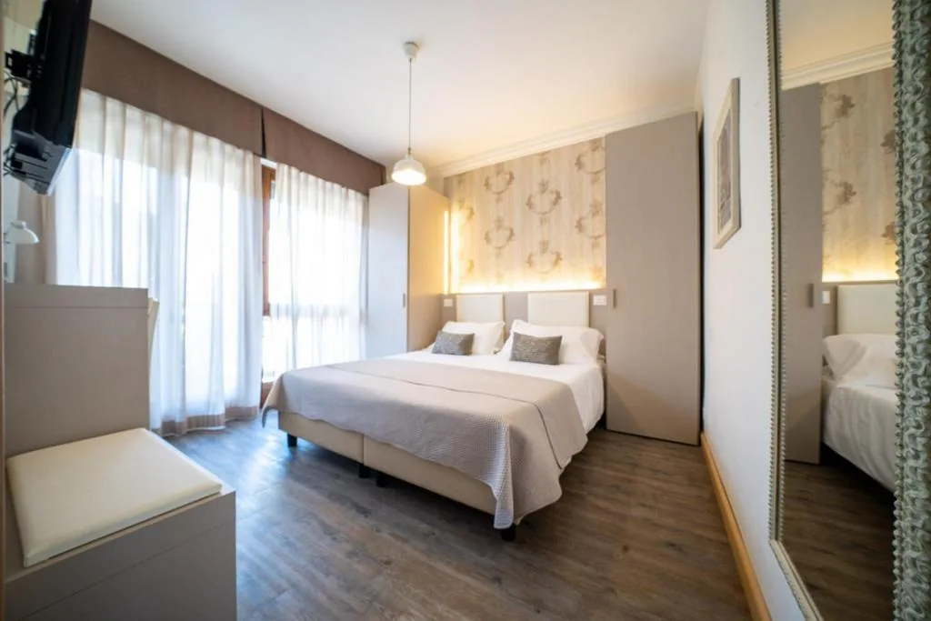 Camera Matrimoniale Deluxe con Balcone — B City Hotel Bardolino