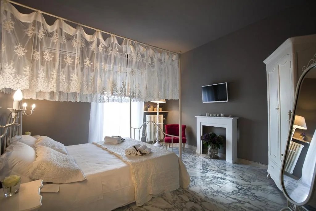 Camera Matrimoniale Deluxe con Balcone — Casa Vittoria