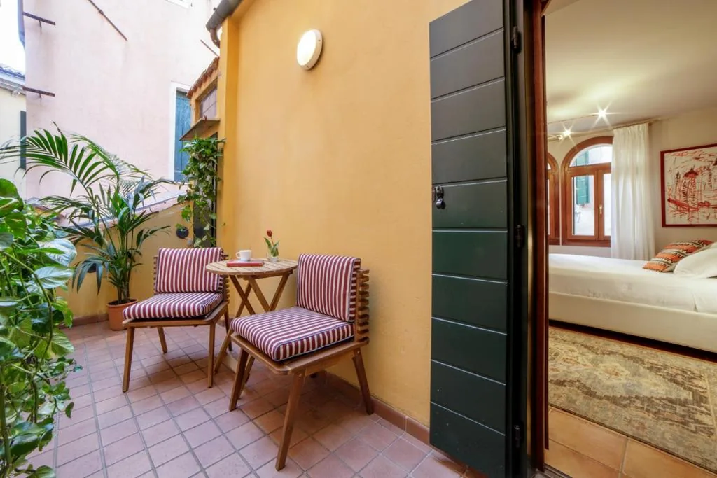 Deluxe Double Room with Balcony — Daplace – Antica Casa Coppo 1