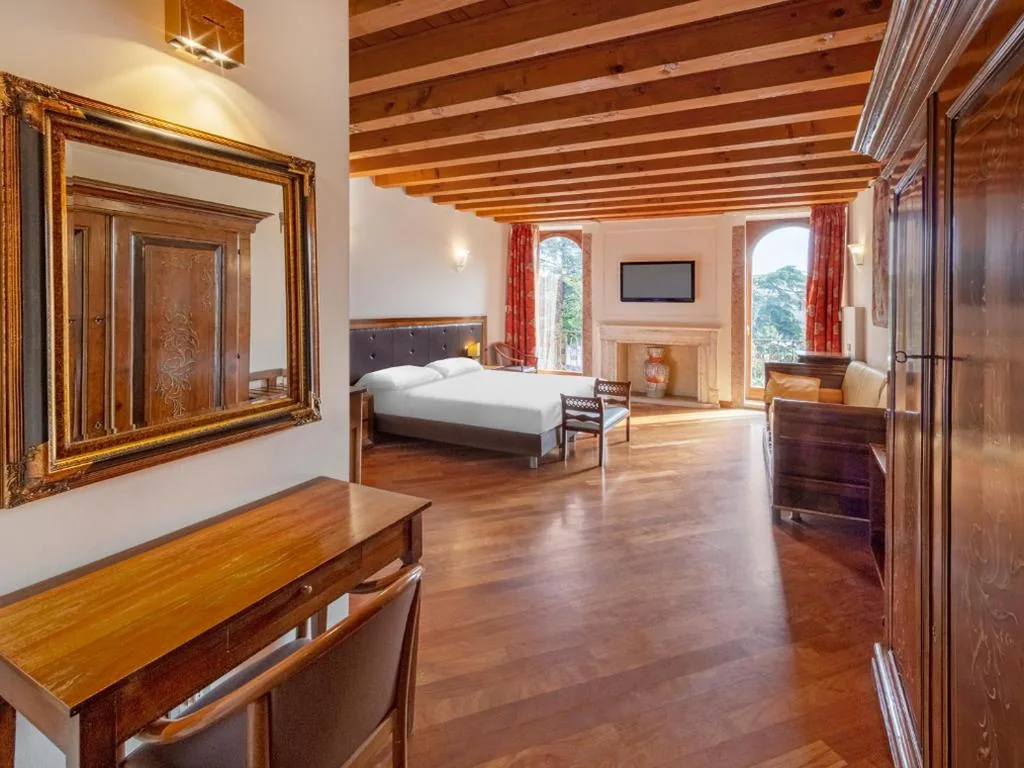 Camera Matrimoniale Deluxe con Balcone e Vista Arena — City Centre Rooms and Apartments
