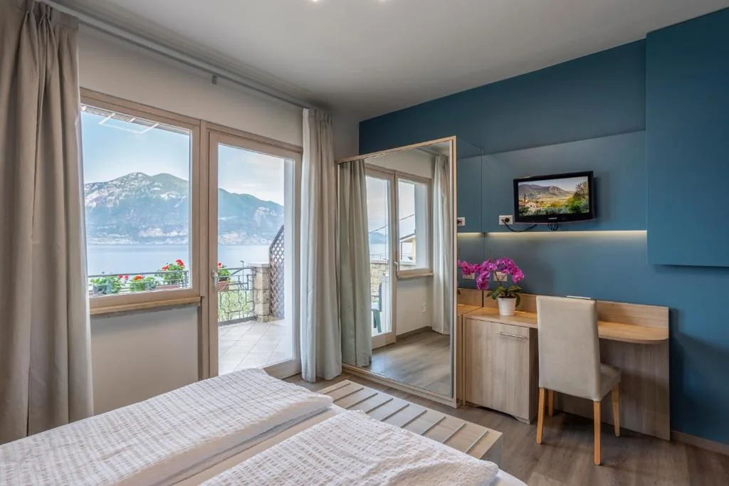 Deluxe Double Room with Balcony and Lake View — Hotel Veronesi