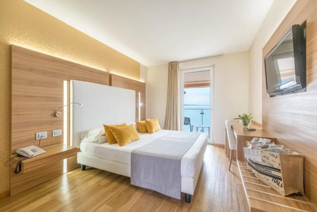 Camera Matrimoniale Deluxe con Balcone e Vista Lago — Kriss Internazionale Hotel