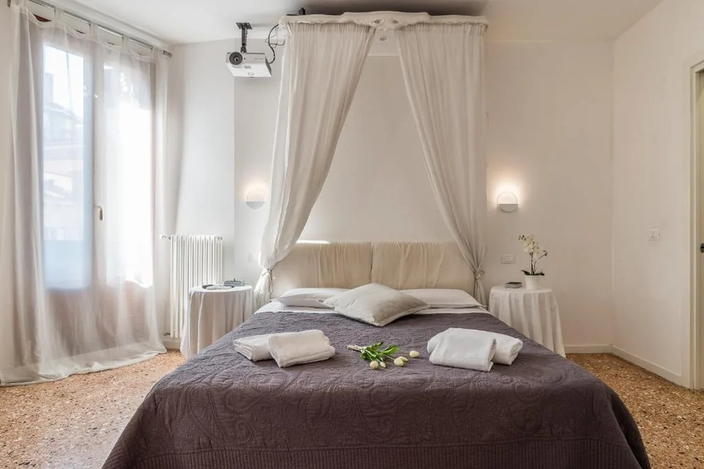 Camera Matrimoniale Deluxe con Balcone e Vista Mare — Palazzo DaPonte by LionHost