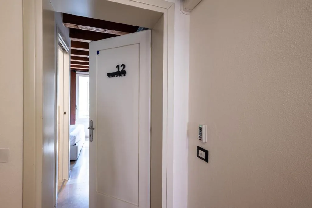 Camera Matrimoniale Deluxe con Balcone — GuestHost – Santo 86 Luxury Rooms