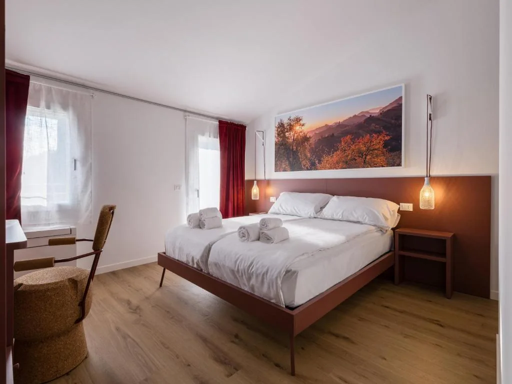 Camera Matrimoniale Deluxe con Balcone — Lambo Cellini – Bed & Breakfast